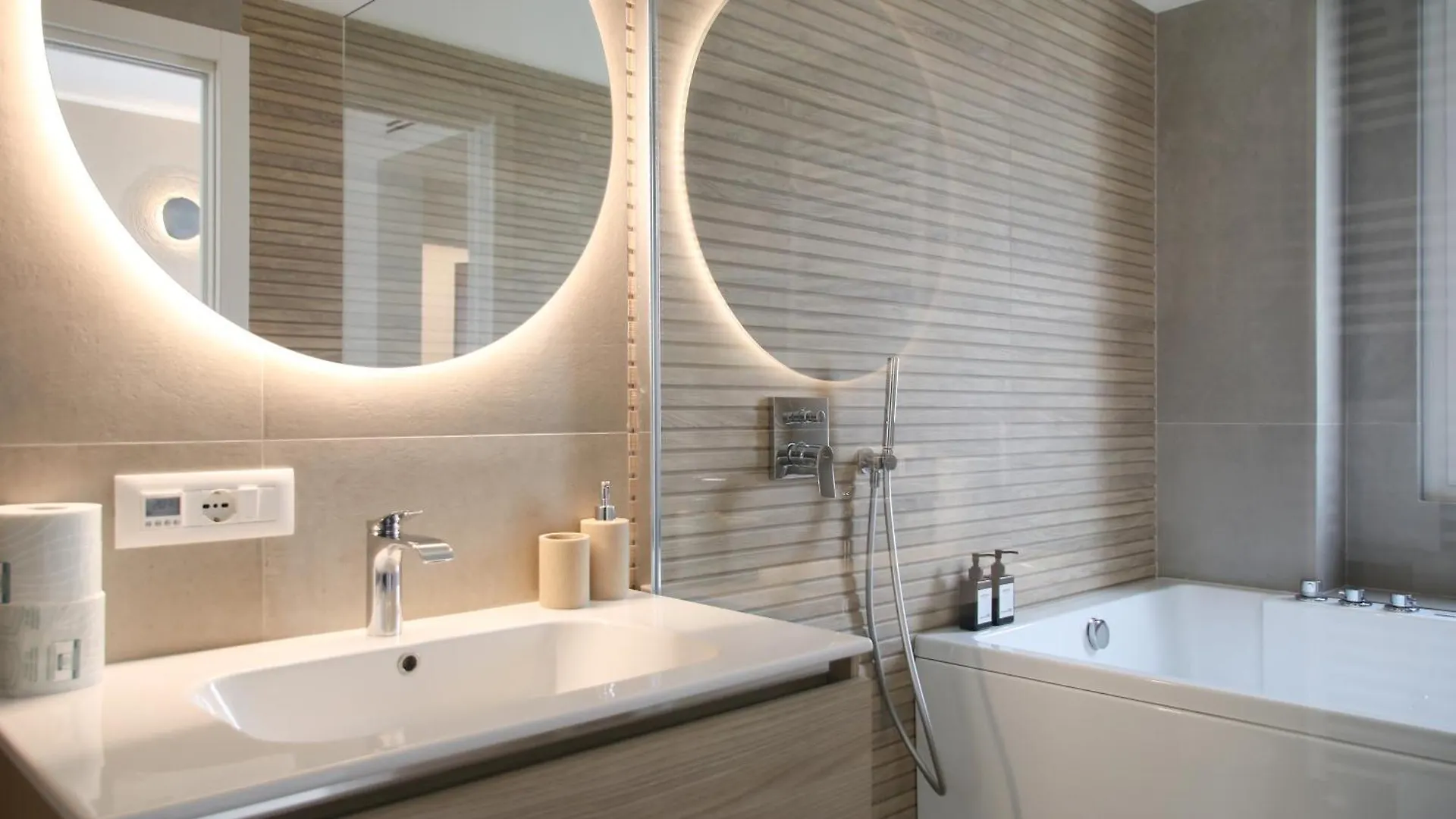 Hotel Casa Febo, In Centro Con Parcheggio Privato A 200 Mt Dal Mare Bordighera 0*,  Italien