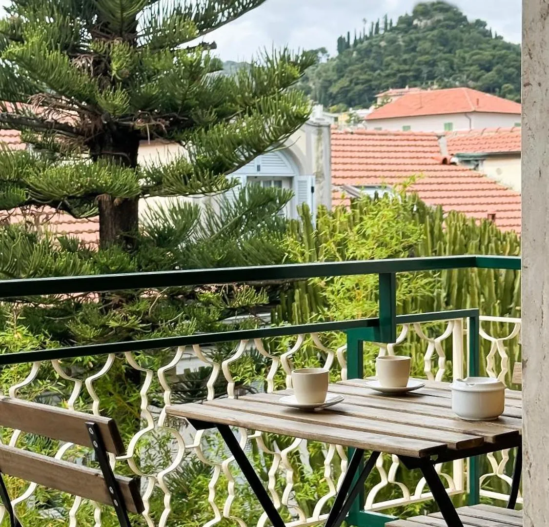Hotel Casa Febo, In Centro Con Parcheggio Privato A 200 Mt Dal Mare Bordighera Gasthof
